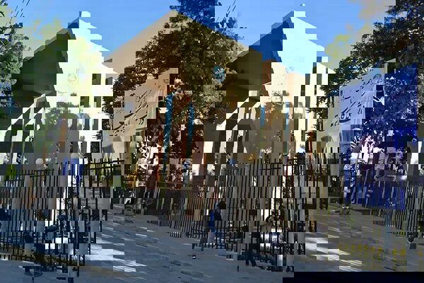 توضیح دانشگاه تهران در مورد پرچم‌های سردر دانشکدگان مدیریت