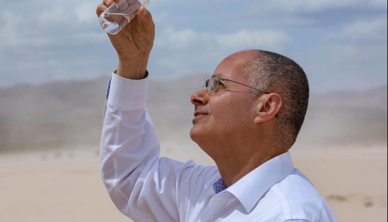 اختراع برنده جایزه نوبل: دستگاهی که از هوای خشک آب می‌گیرد