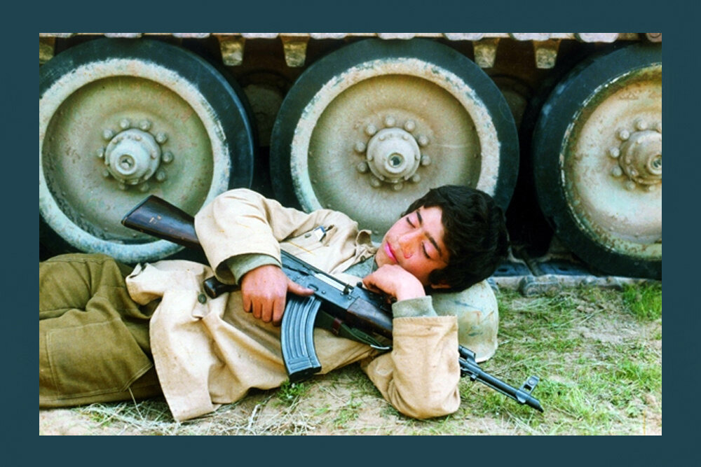 پسری کنار تانک، با دلی بزرگ‌تر از جبهه/ «عارف۱۳ساله» منتشر شد