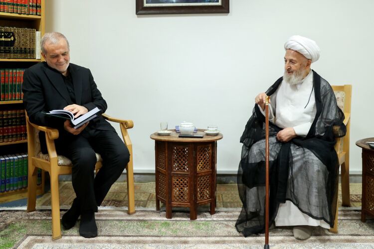 پزشکیان در دیدار با حضرت آیت‌الله سبحانی: بازگشت مساجد به جایگاه واقعی خود، بسیاری از مسایل اجتماعی را حل خواهد کرد