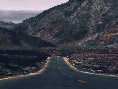 جاده ای در میان کوه ها در پاکستان
