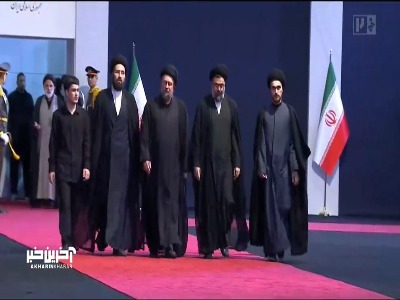 حضور یادگاران امام خمینی (ره) در مراسم وداع با رهبر شهید انقلاب و ادای احترام بر پیکر رهبر شهید