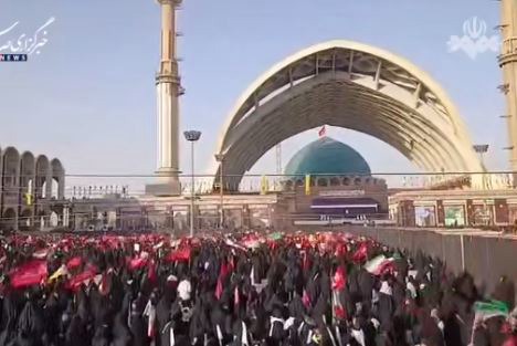 ورود مردم به مراسم وداع با رهبر شهید با نوای ای ایران