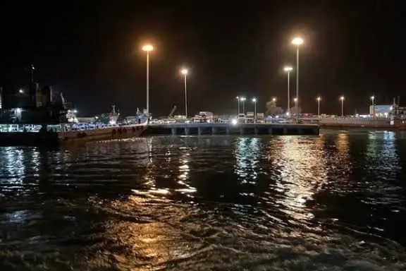 حملات دوباره به بندرعباس، چابهار، کنارک و سیریک / ارتش آمریکا از دور تازه حملات علیه ایران خبر داد/ پرواز هواپیماهای جنگی بر فراز جزیره کیش/ گزارش هایی از قطع برق در چابهار به علت انفجارها