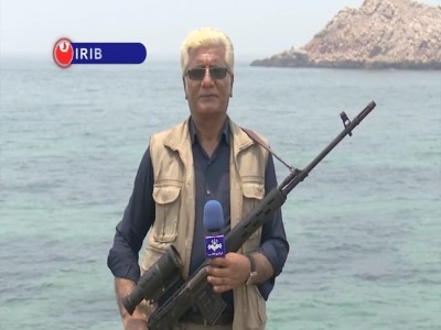 خبرنگار صداوسیما در هرمزگان برای دفاع از ایران اسلحه به‌دست شد