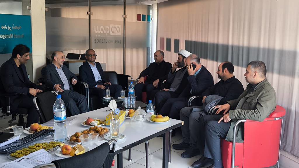 مدیرعامل بیمه دی با حضور در منزل شهید جنگ رمضان در قم: تکریم خانواده های معظم شهدا و ارتقای کیفیت  خدمات درمانی به جامعه ایثارگری وظیفه و افتخار ما است