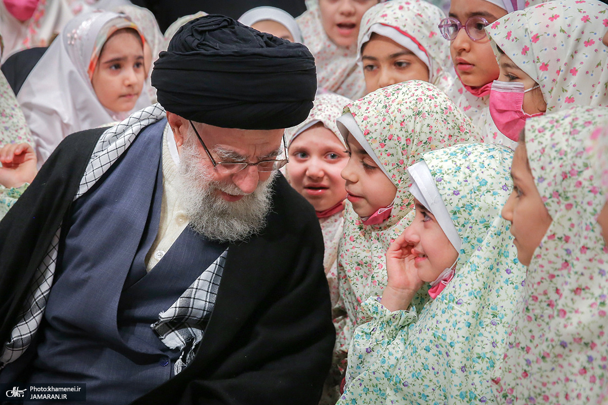 ماجرای گریه دختر بچه‌ تصویر معروف در دیدار با رهبر شهید انقلاب | آخرین خبر