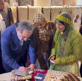 عراقچی و همسرش از نمایشگاه خیریه انجمن دیپلماتیک بانوان بازدید کرد