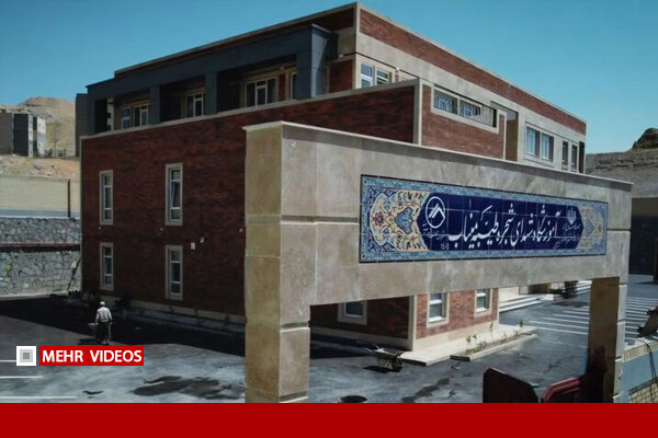 حضور وزیر بهداشت و معاون وزیر آموزش‌وپرورش در مدرسه آسیب‌دیده از جنگ