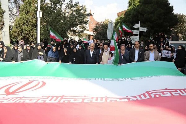 پرچم جمهوری اسلامی، محور وحدت و نماد ایستادگی در برابر بدخواهان است