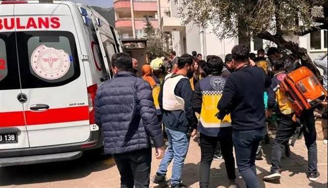 حضور دختر مسلح در مقابل مدرسه ای در وان ترکیه