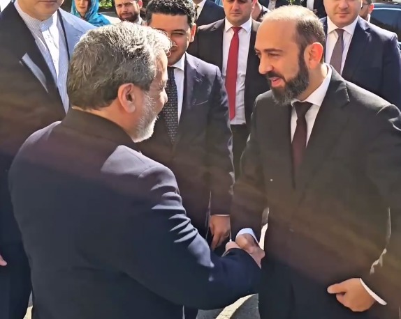 استقبال عراقچی از وزیر خارجه ارمنستان