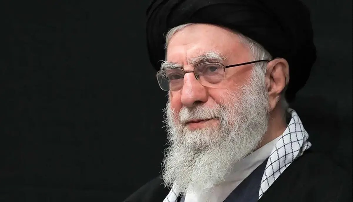 تصاویری از رهبر شهید و رهبر معظم انقلاب اسلامی در مراسم بزرگداشت شهادت سیدحسن نصرالله