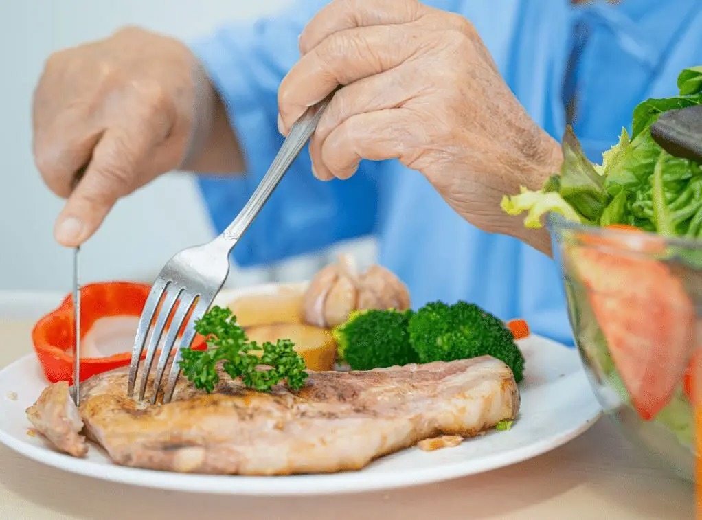 گوشت خواران بیشتر از گیاه خواران شانس رسیدن به ۱۰۰ سالگی دارند