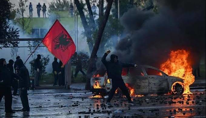 ضرب‌وشتم یک معترض بیهوش توسط پلیس آلبانی