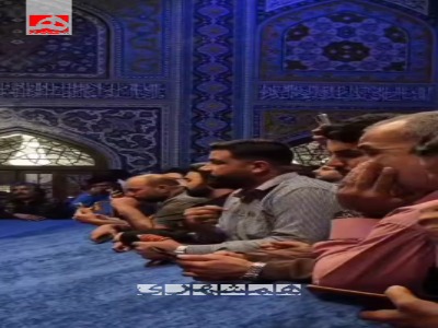 شعرخوانی عراقی‌ها کنار مزار رهبر شهید ایران در حرم امام رضا(ع)
